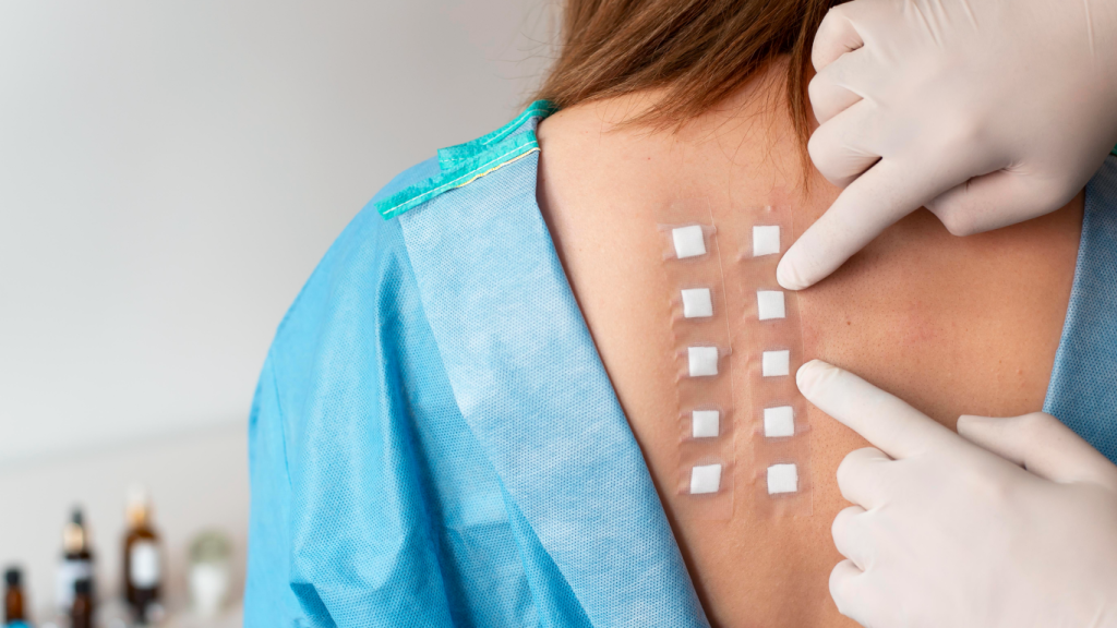 Médico fazendo teste de contato na paciente
