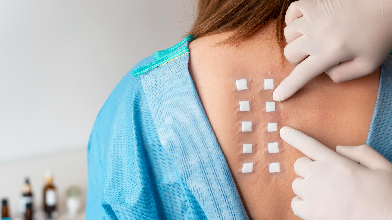 Médico fazendo teste de contato na paciente